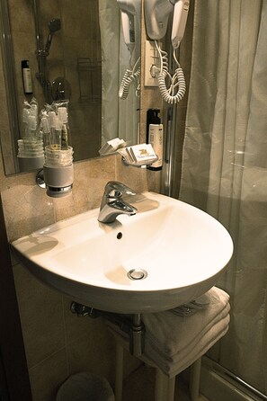Deluxe-Zimmer, Mehrere Betten, Stadtblick, Turm | Badezimmer | Dusche, Regendusche, kostenlose Toilettenartikel, Haartrockner
