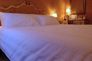 Romantic Double or Twin Room, 1 Bedroom, Courtyard View, Tower | 低過敏寢具、羽絨被、記憶床墊、迷你吧