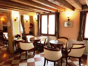 Lobby sitting area - Hotel San Gallo (Venice)
