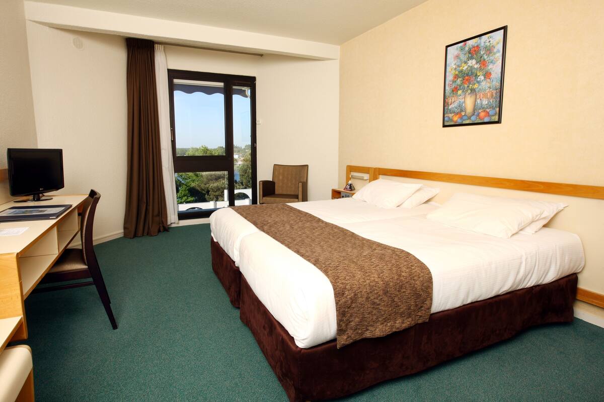 standard twin room | in-room safe, free cots/infant beds, rollaway beds, free wifi