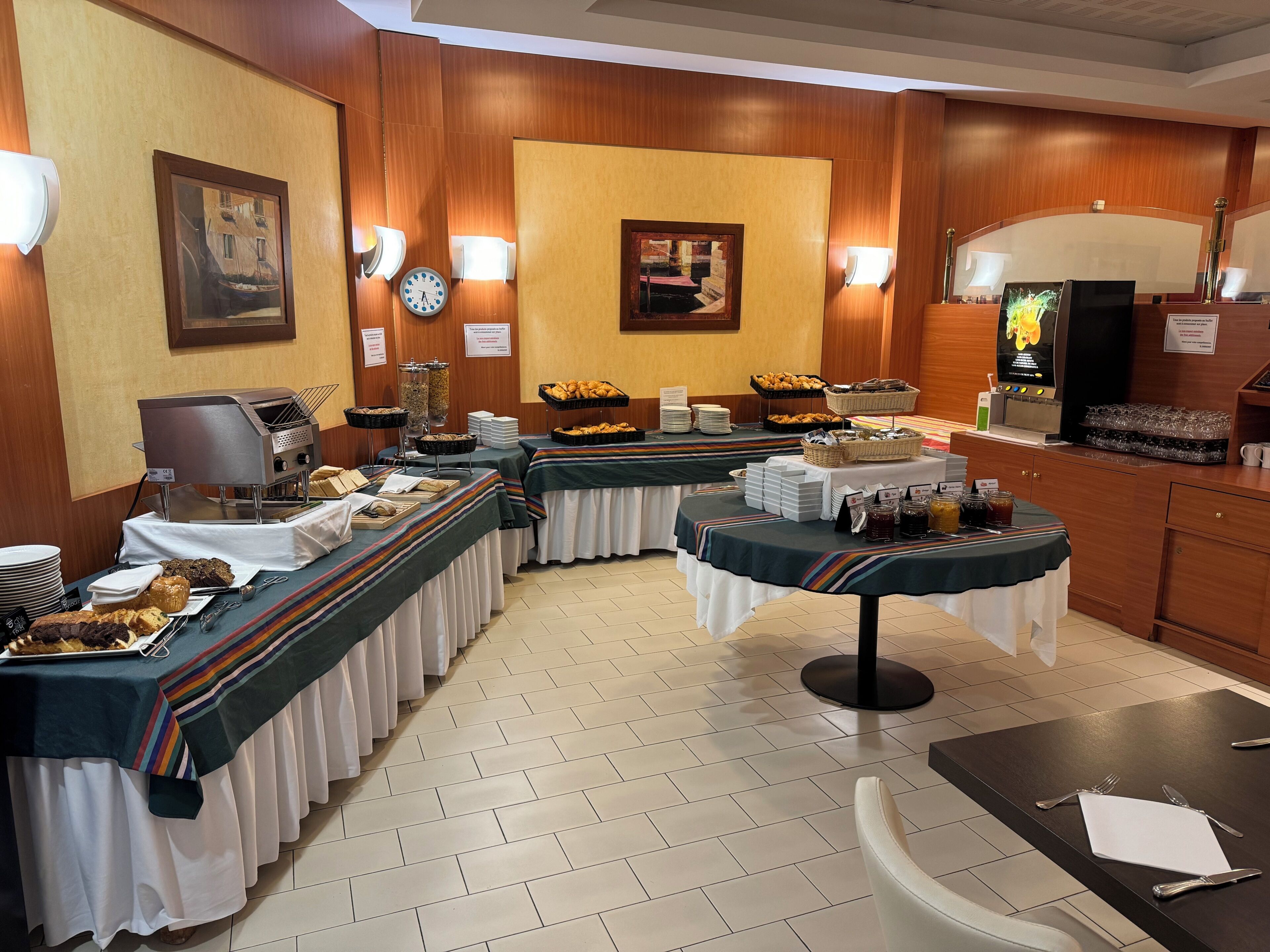 Bữa sáng buffet hàng ngày (12 EUR/mỗi người) 