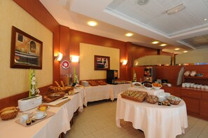 Daily buffet breakfast (EUR 12 per person) - Brit Hotel du Lac (Saint-Paul-les-Dax)