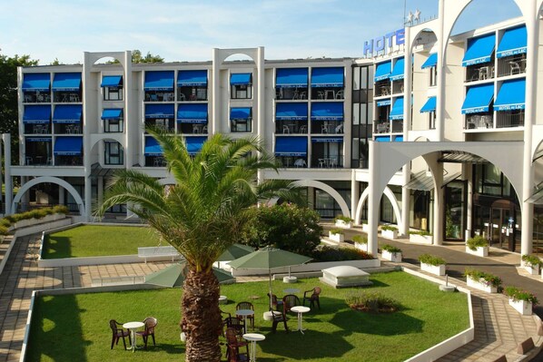 Exterior - Brit Hotel du Lac (Saint-Paul-les-Dax)