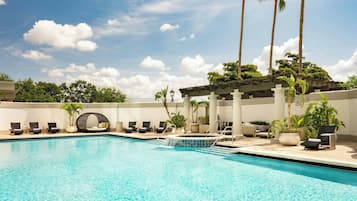 Kolam renang outdoor, dengan kursi berjemur