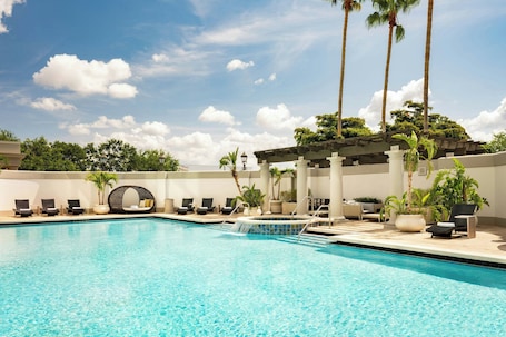 Outdoor pool, sun loungers. Renaissance Tampa International Plaza Hotel