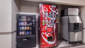 Een automaat en een koelkast in een zakelijke omgeving.