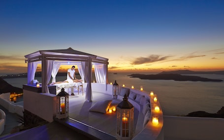 Couples treatment rooms, sauna, hot tub, steam room, body treatments. Volcano View Hotel Santorini
