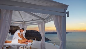 Couples treatment rooms, sauna, hot tub, steam room, body treatments - Volcano View Hotel Santorini (Santorini)