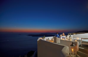 حيث تُقدم وجبات الإفطار، الغداء، الأطباق العالمية، إطلالات على المحيط