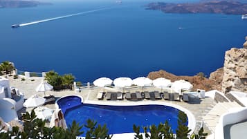 3 outdoor pools, pool umbrellas, pool loungers