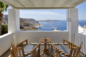 Premium bedding, minibar, in-room safe, individually decorated - Volcano View Hotel Santorini (Santorini)