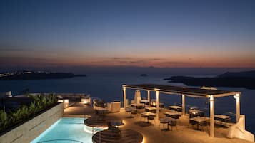 Frokost og lunsj serveres, internasjonale retter, utsikt mot havet