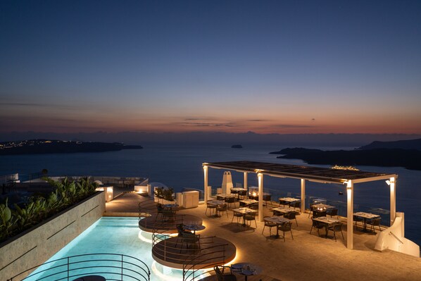 حيث تُقدم وجبات الإفطار، الغداء، الأطباق العالمية، إطلالات على المحيط