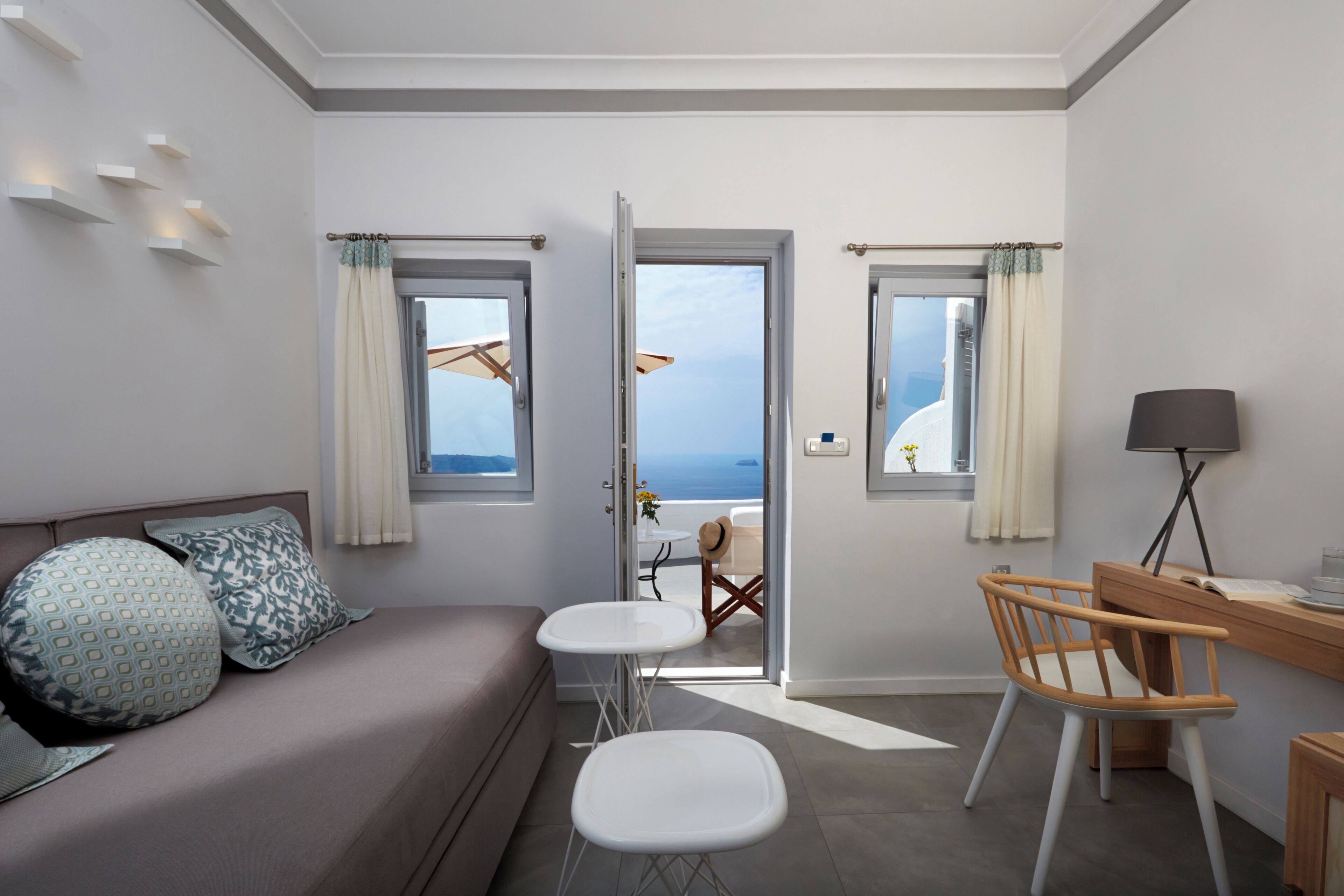 Suite – junior, balkong, sjøutsikt | Sengetøy av topp kvalitet, minibar og safe på rommet