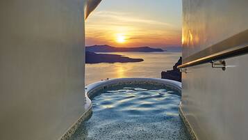 Ein Flur, der zu einer Whirlpoolanlage mit Sonnenuntergangblick führt.