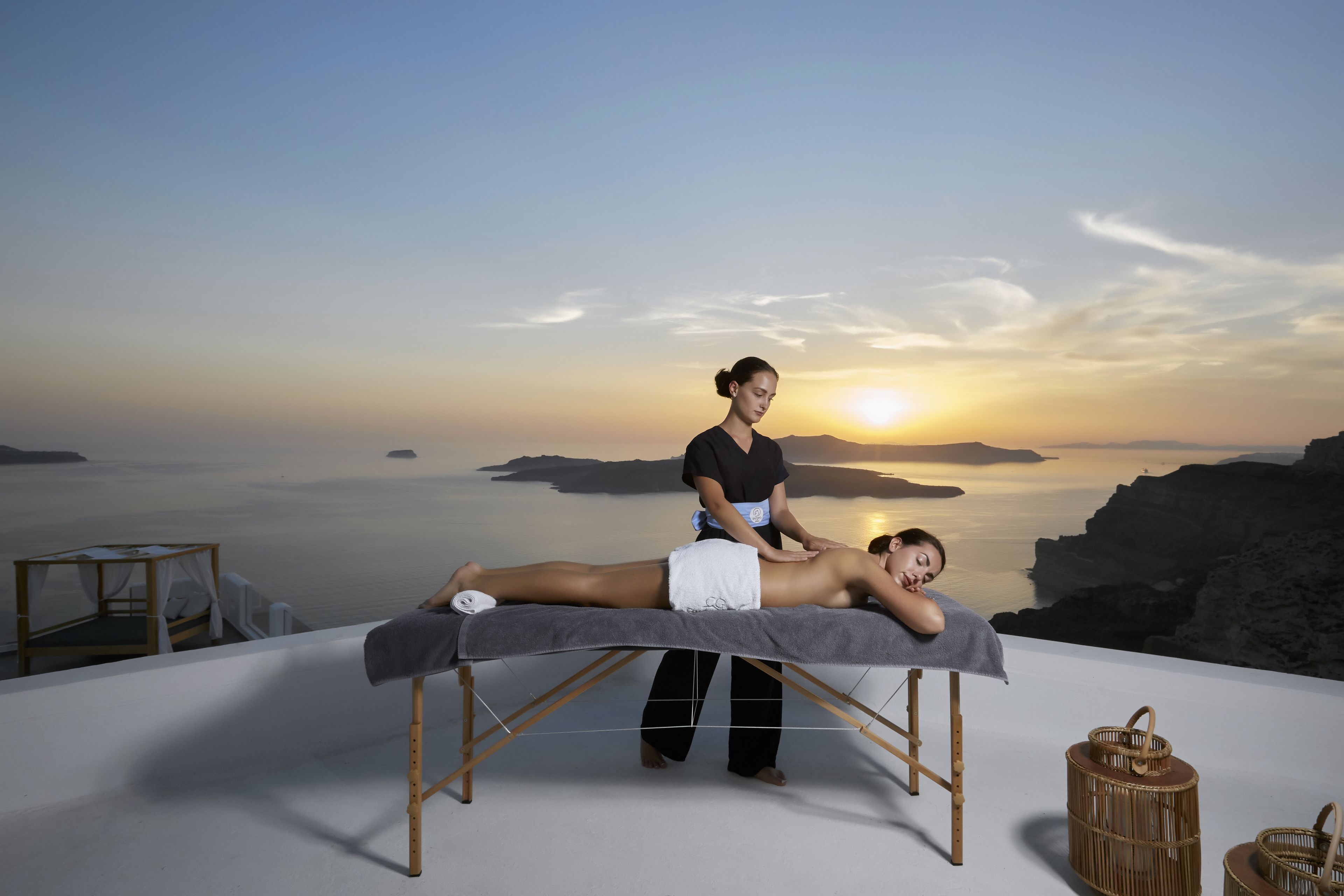 Sesión de masoterapia en una plataforma con vistas panorámicas de la costa.