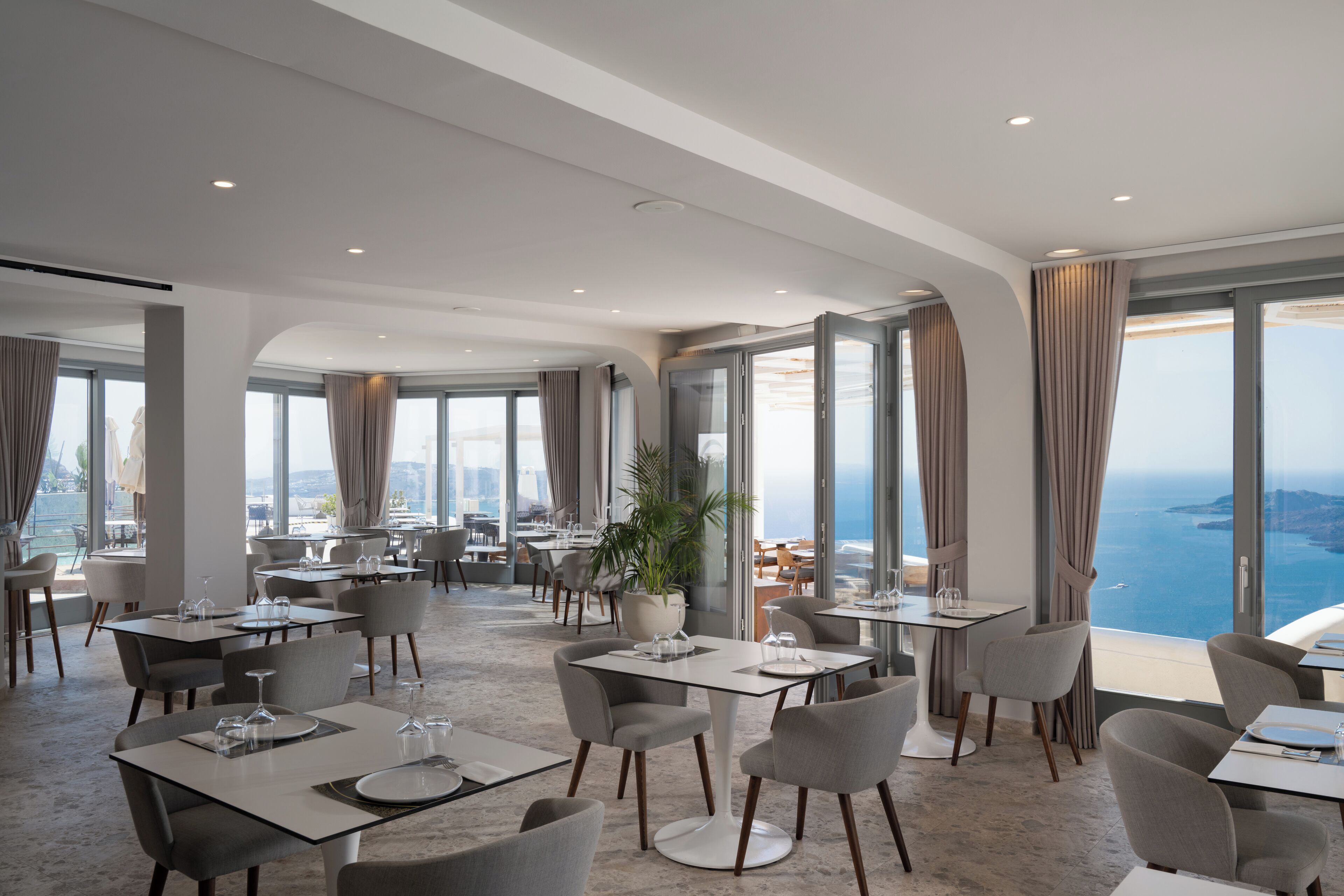 Petit déjeuner, déjeuner et dîner servis sur place, vue sur la mer