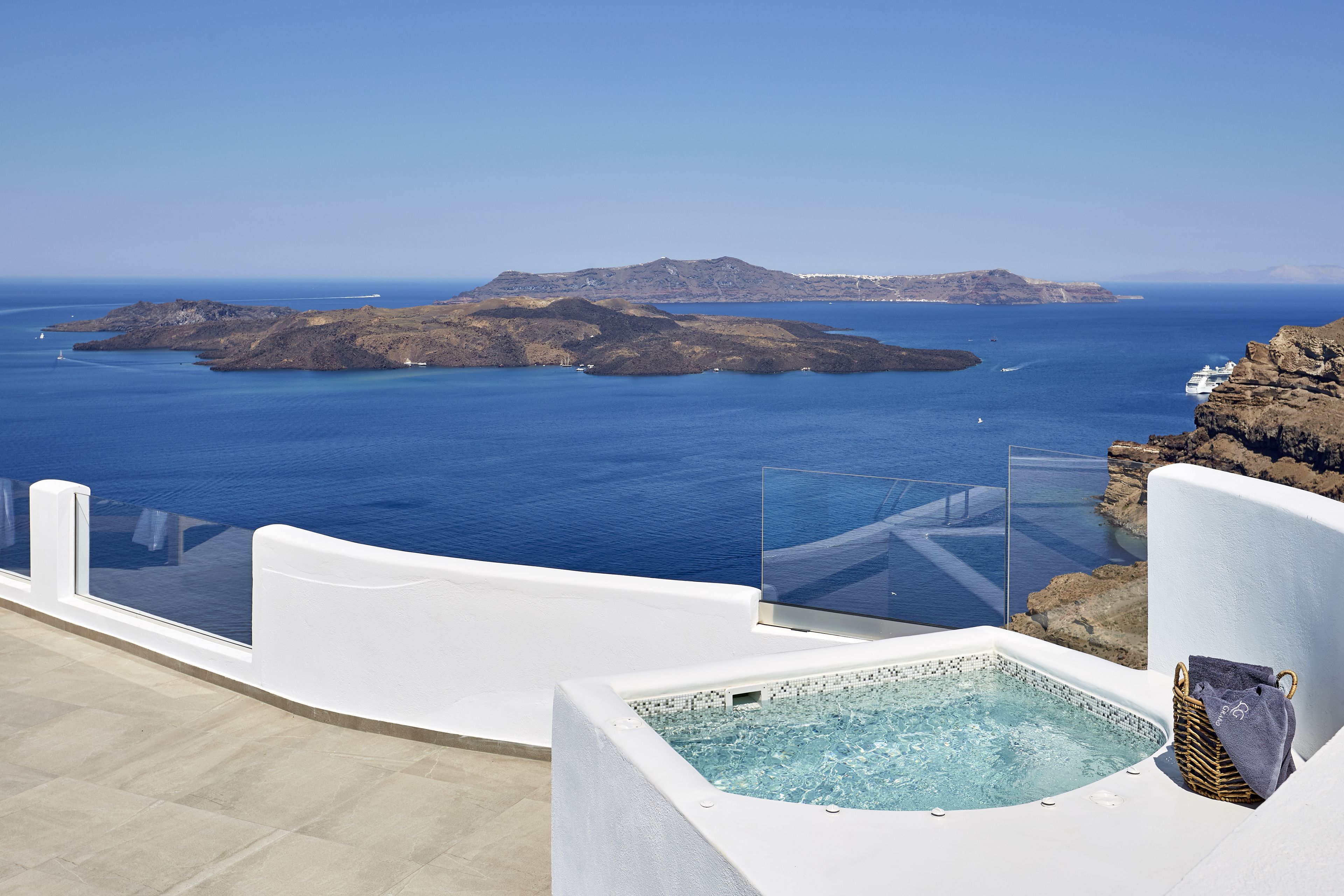 Ein Whirlpool mit freiem Blick auf das Meer und die Inseln.