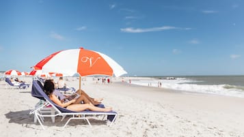 Nær stranden, strandtelt (inkludert), solsenger og parasoller