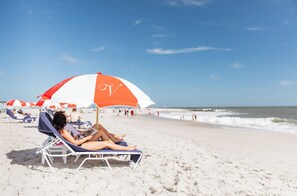 Una playa cerca, camas de playa gratis, sillas reclinables de playa
