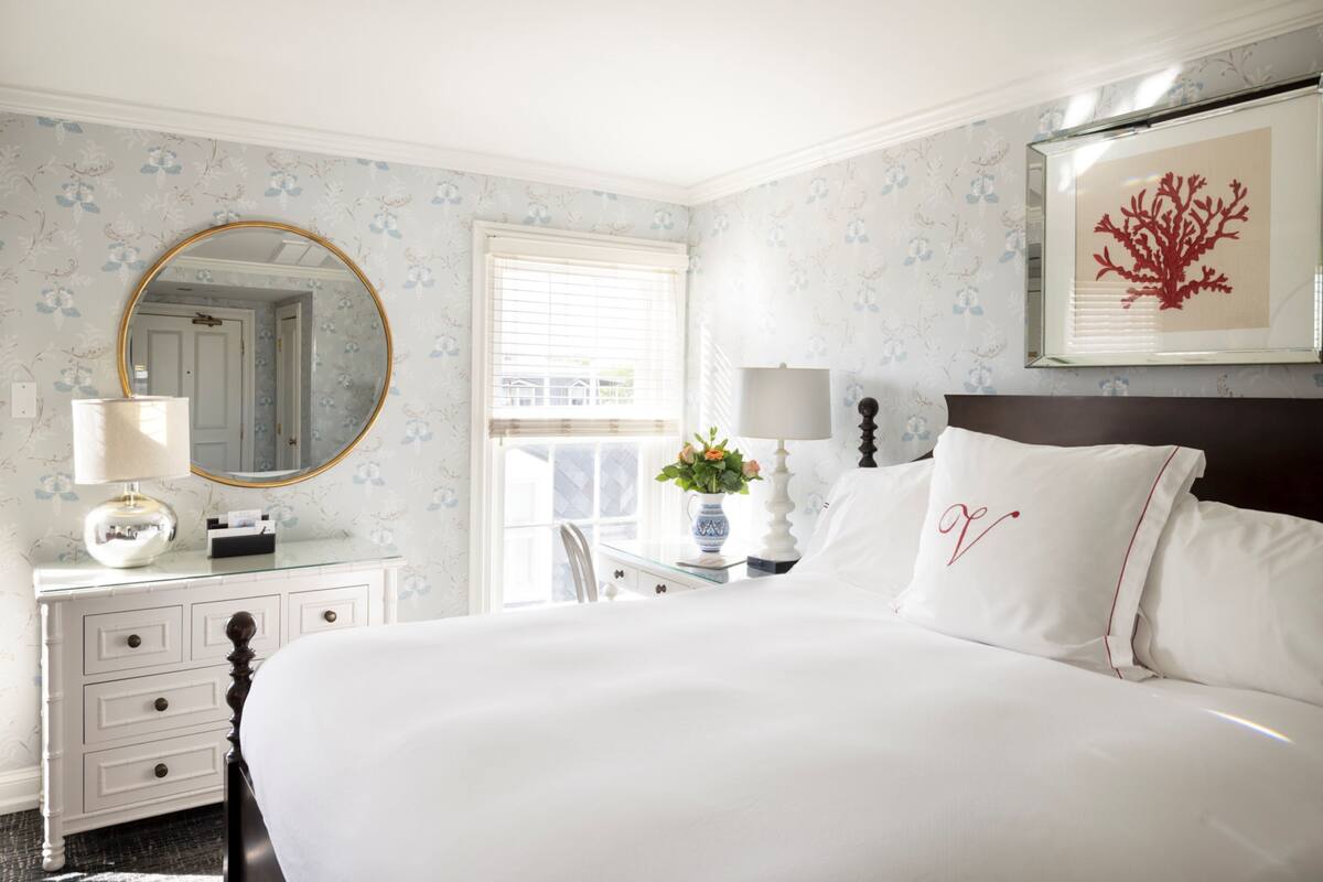 premium bedding, minibar, in-room safe, free wifi