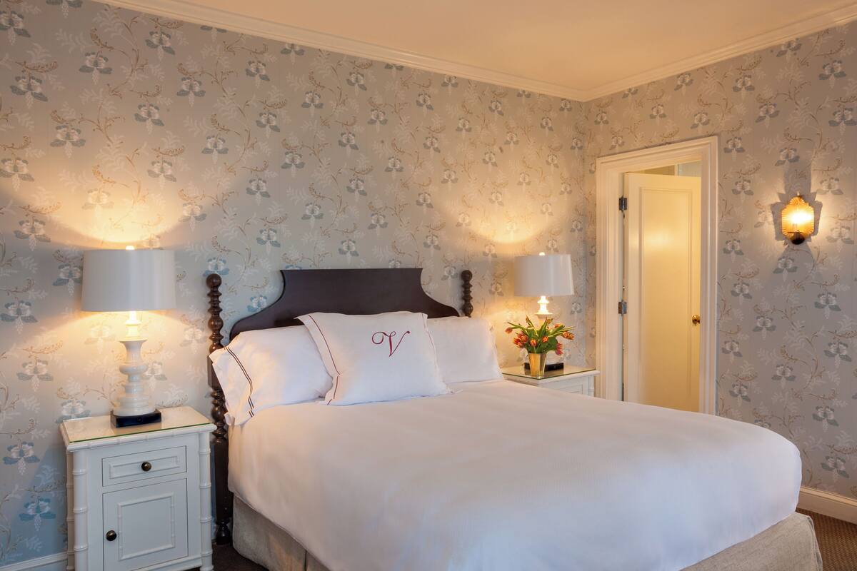 premium bedding, minibar, in-room safe, free wifi