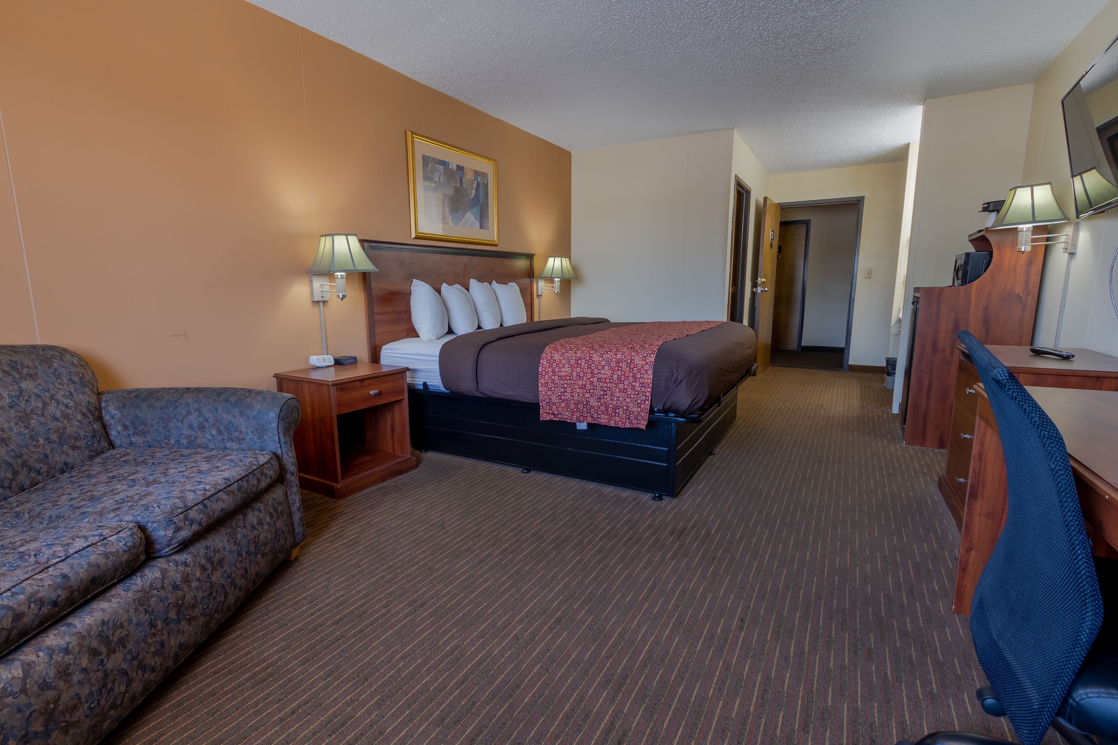 Room, 1 King Bed, Non Smoking | Iron/ironing board, cots/infant beds, rollaway beds, free WiFi