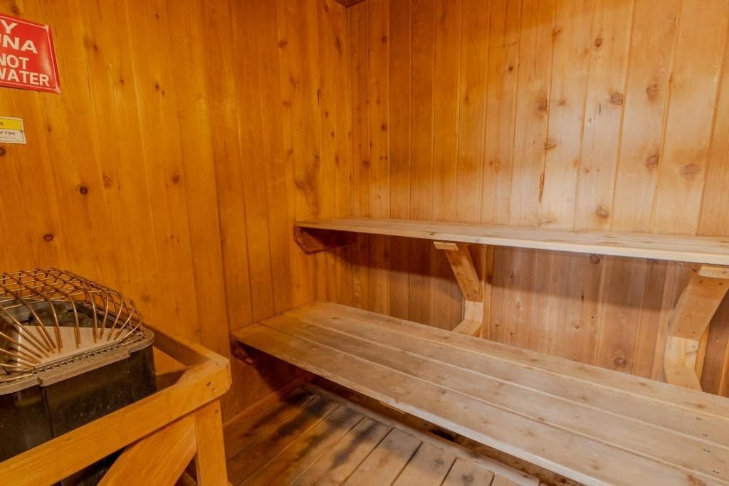 Uma sauna com paredes e bancos de madeira.