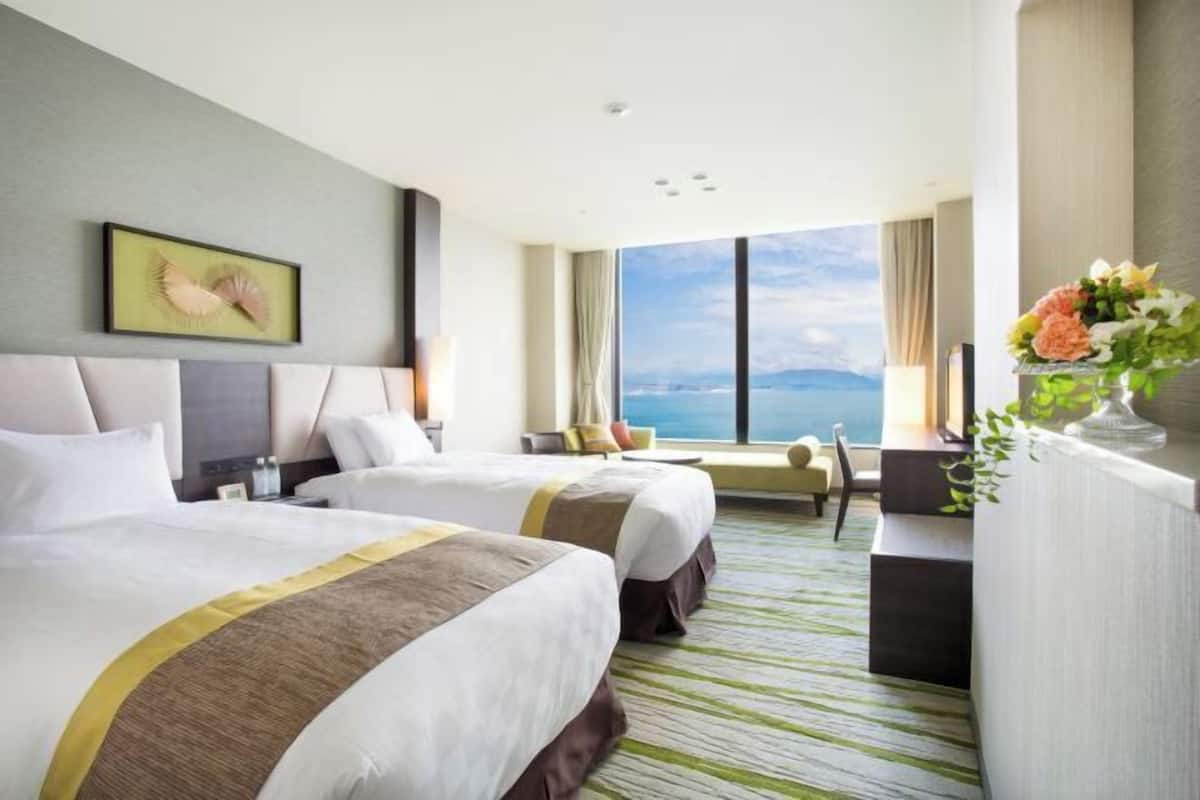 Premium bedding, in-room safe, desk, laptop workspace