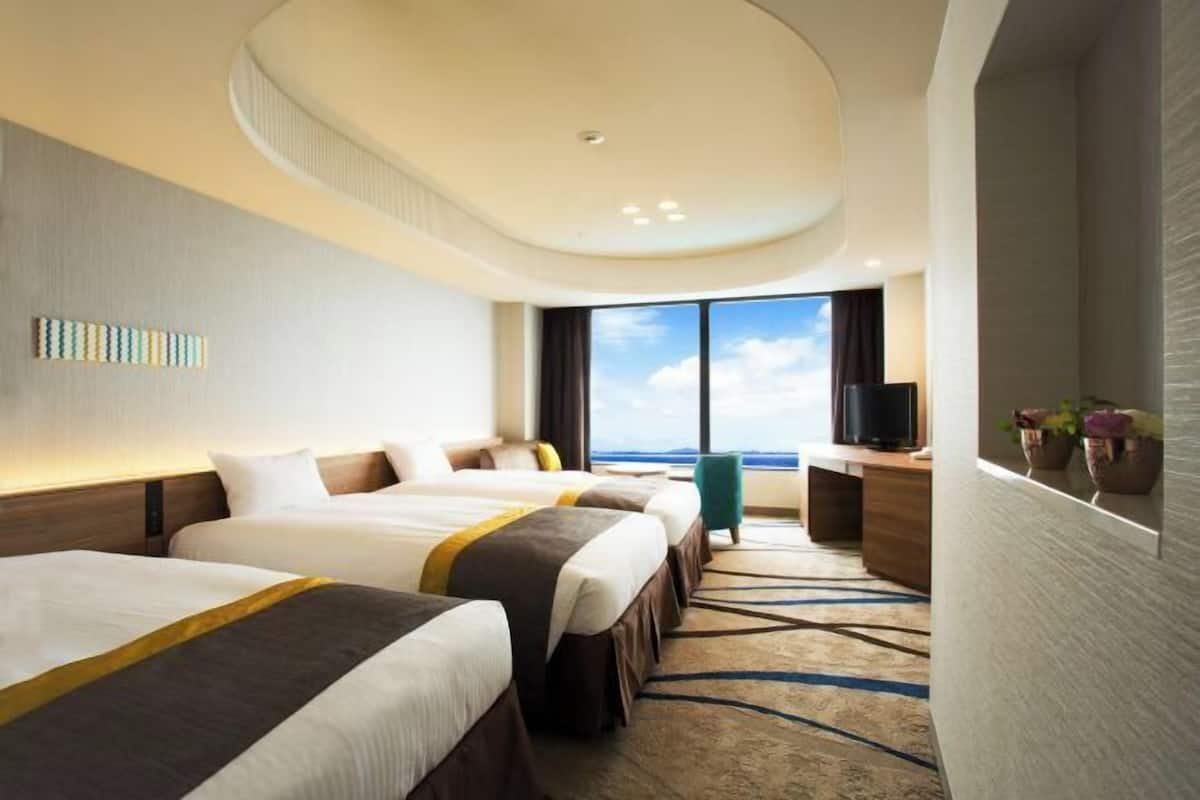 Premium bedding, in-room safe, desk, laptop workspace