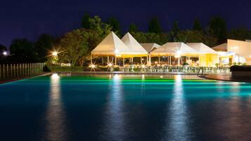 4 restaurants, breakfast, lunch, dinner served; Japanese cuisine