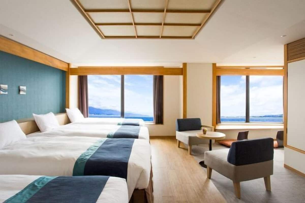Premium bedding, in-room safe, desk, laptop workspace