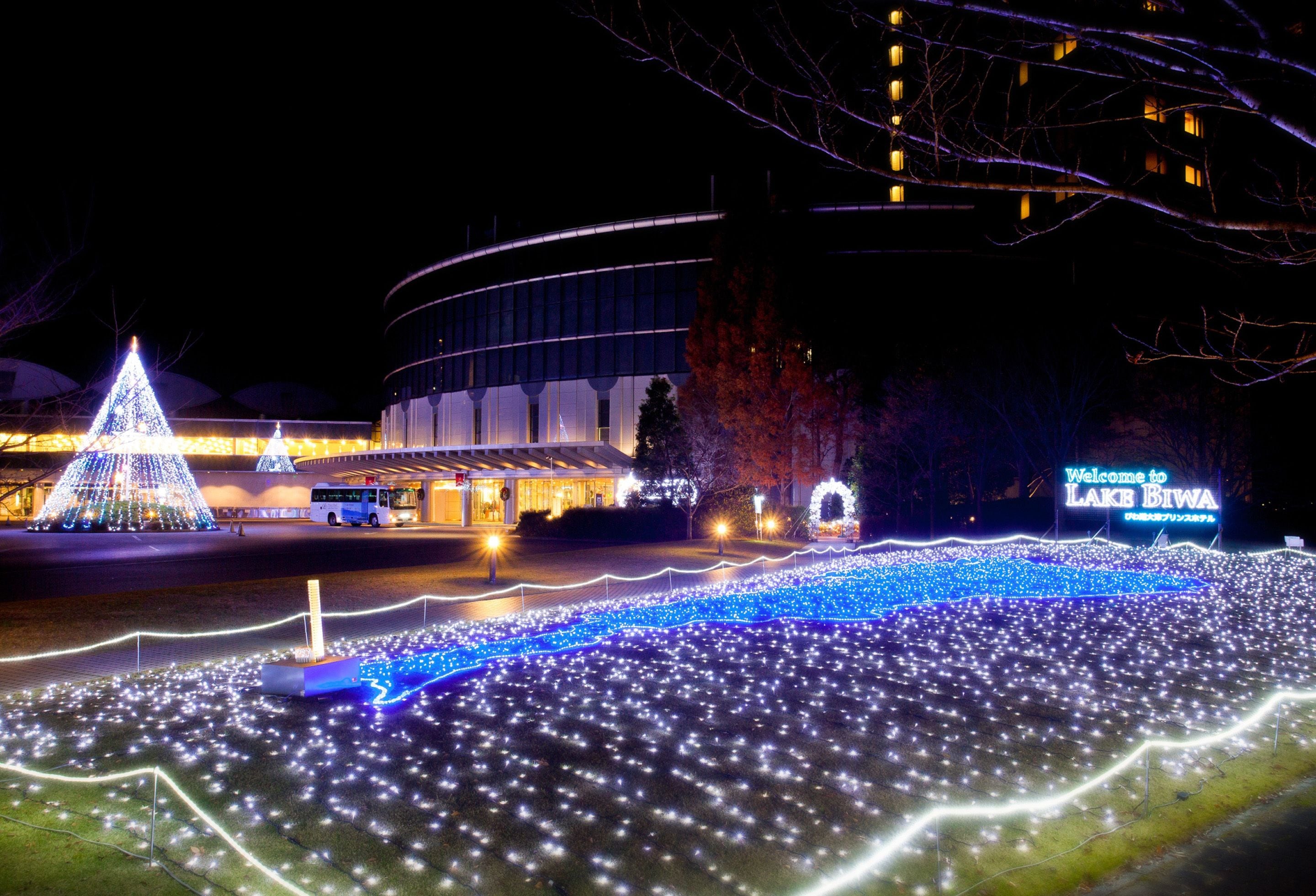Un edificio con fachada curva y un letrero que dice 'Welcome to LAKE BIWA'.