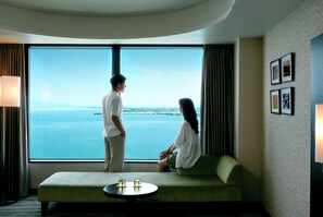 Ylelliset vuodevaatteet, tallelokero huoneessa, työpöytä