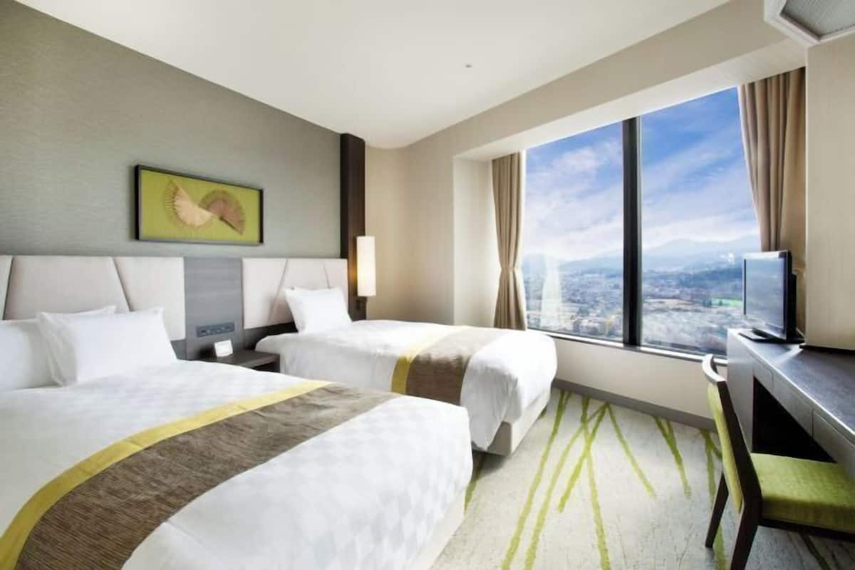 Premium bedding, in-room safe, desk, laptop workspace