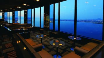 2 bars/lounges