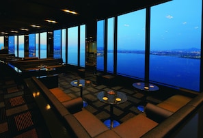 2 bars/lounges