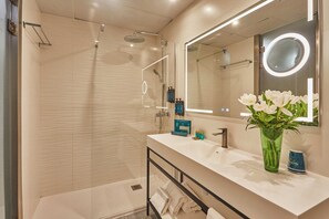 Douche, articles de toilette de luxe, sèche-cheveux, serviettes fournies
