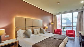 Minibar, coffres-forts dans les chambres, bureau, rideaux occultants