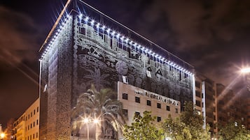 Voorkant accommodatie - avond/nacht