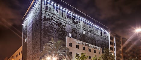 Voorkant accommodatie - avond/nacht