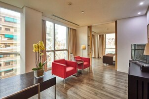 En 1-tommers TV med Parabol-TV