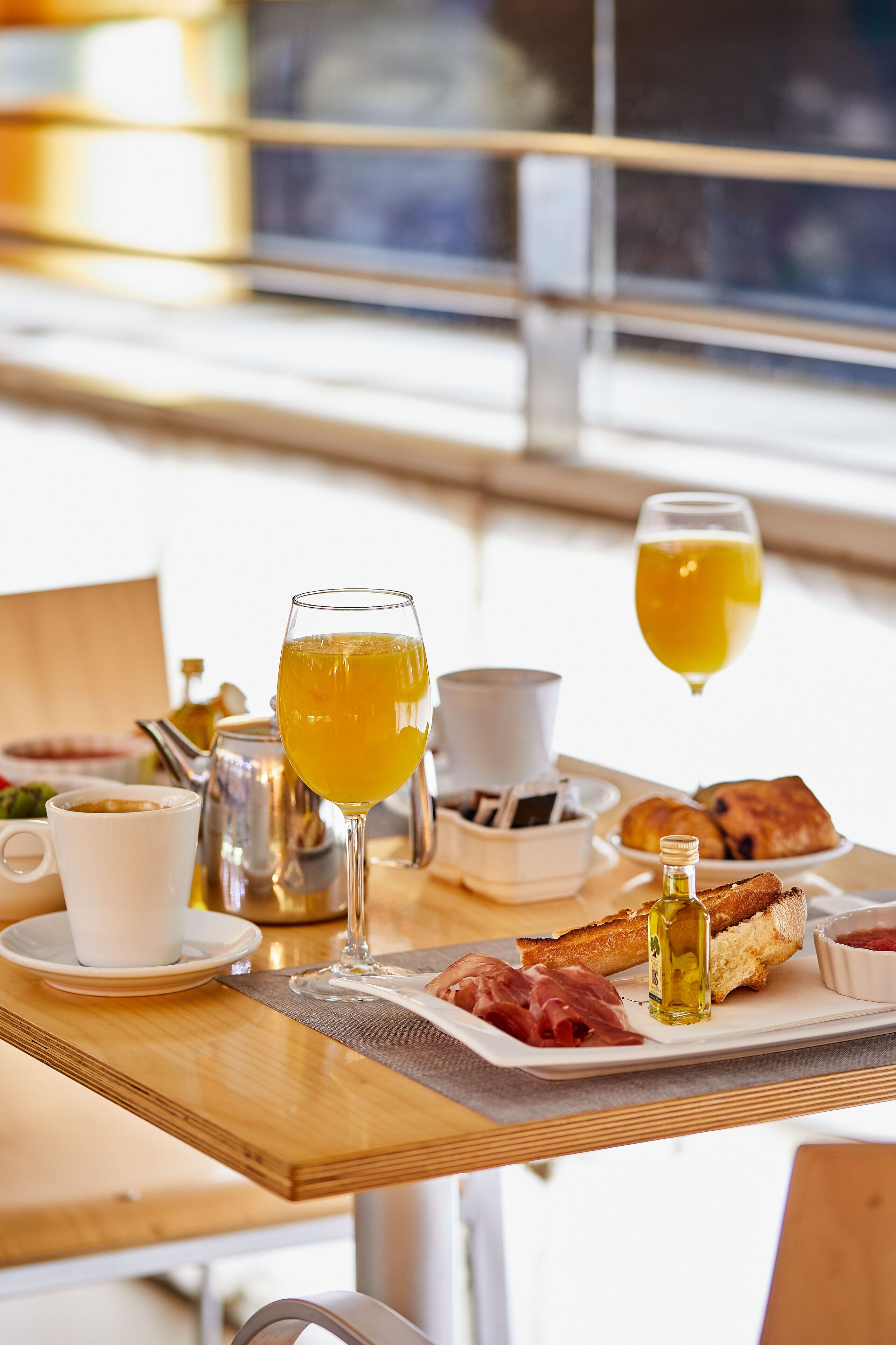 Buffetaamiainen arkipäivisin (16 EUR per henkilö)