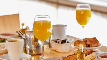 Buffet breakfast on weekdays (EUR 16 per person)