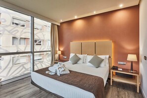 Minibar, caja fuerte, escritorio y cortinas opacas