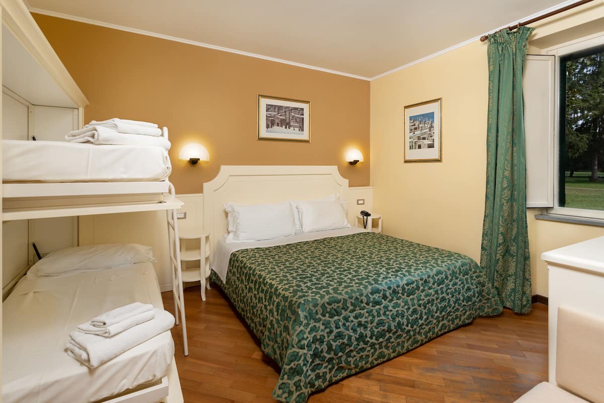 Family Room | Down comforters, minibar, in-room safe, soundproofing