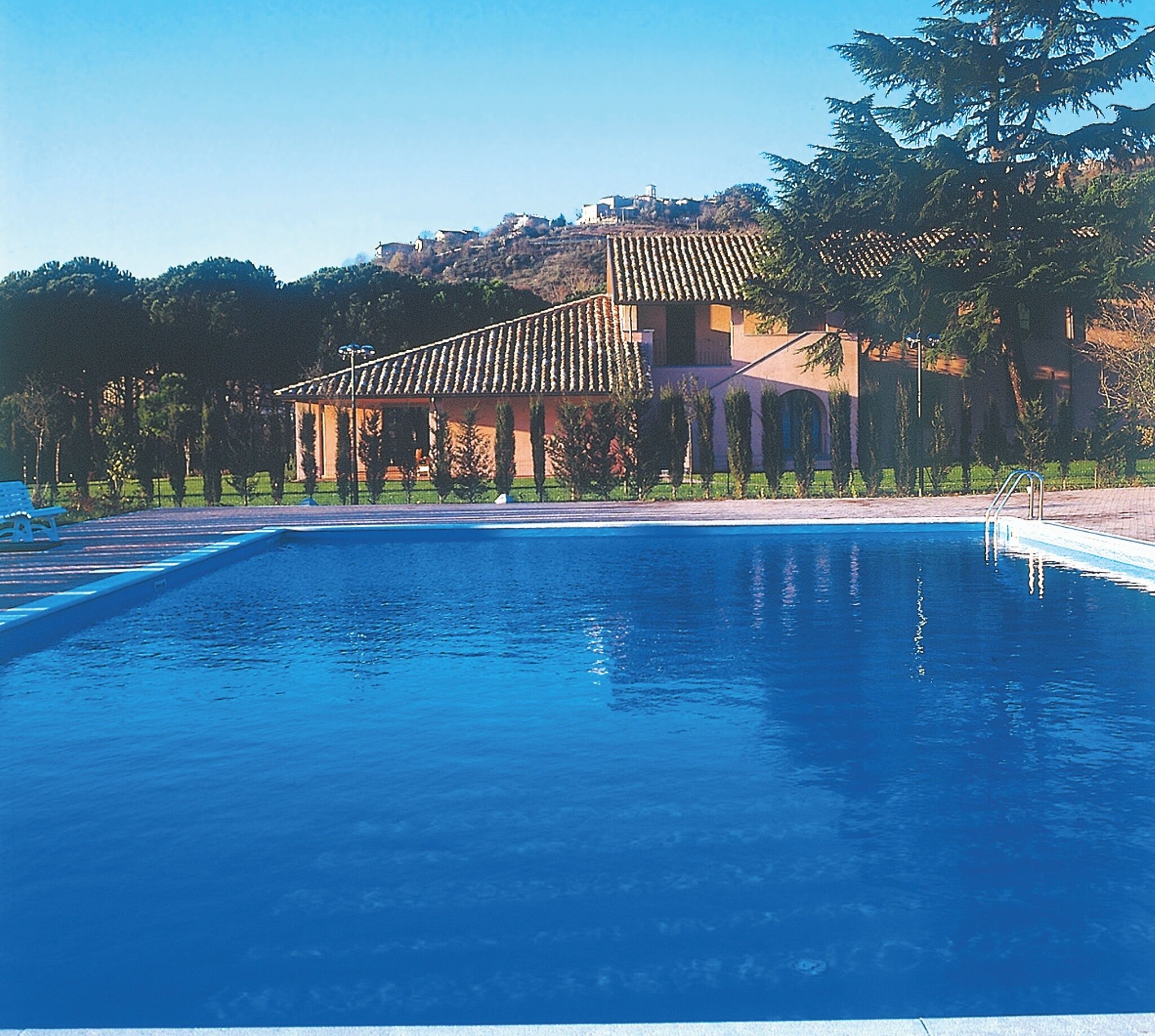 Piscine extérieure, chaises longues