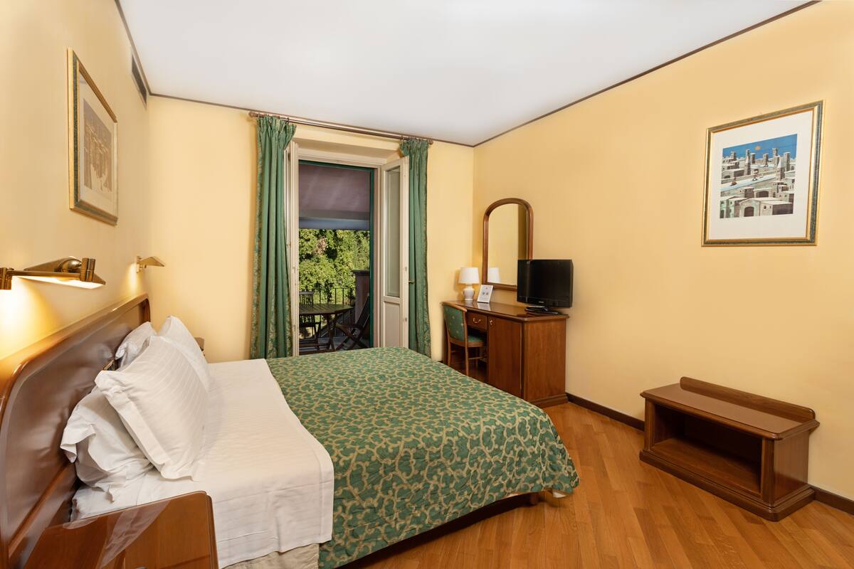 Premium Double or Twin Room | Down comforters, minibar, in-room safe, soundproofing