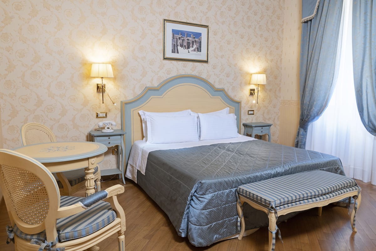 Deluxe Room | Down comforters, minibar, in-room safe, soundproofing