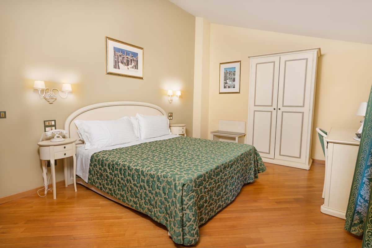 Romantic Double or Twin Room | Down comforters, minibar, in-room safe, soundproofing
